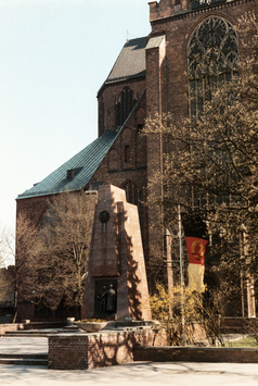 preview Neuer Markt (damals Leninplatz) mit Sowjetischem Ehrenmal vor St. Marien(Foto 1986)